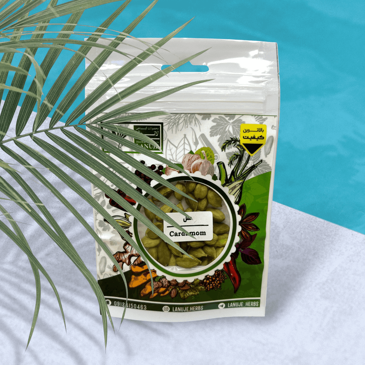 نمای نزدیک هل سبز هندی لانوژه (Elettaria cardamomum) در بستهبندی ۱۰ گرمی با پاکت زیپدار